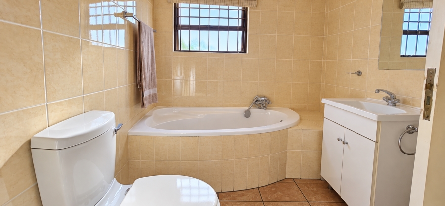 4 Bedroom Property for Sale in Langenhovenpark Free State